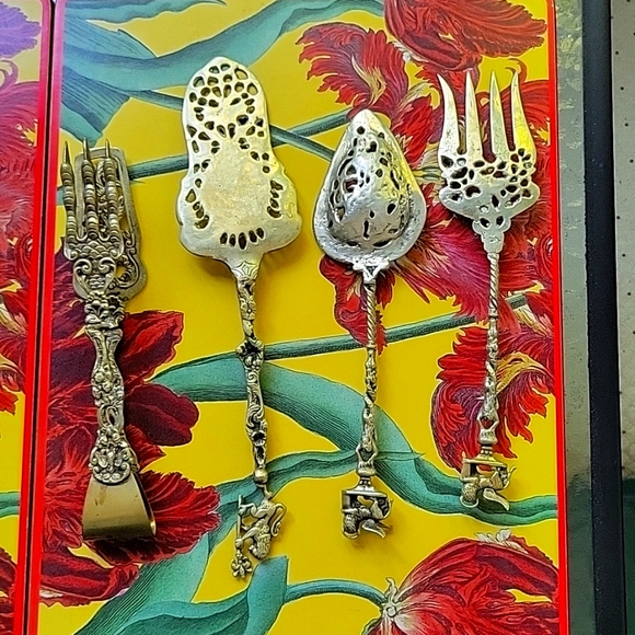 Set of 4 antique reproduction Renaissance serve ware. - Picture 2 of 5